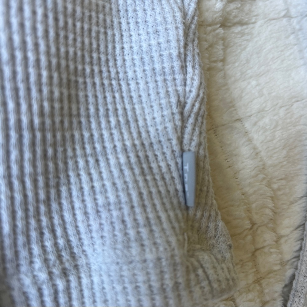 Aritzia TNA cropped long sleeve! Size 2xs (fits xs) - Picture 3 of 4